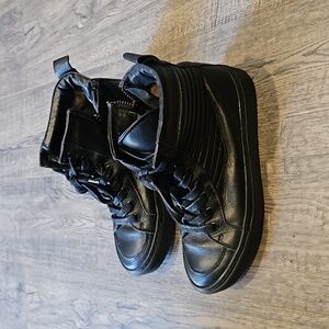 Twist & Tango size 37, US 7 Black Leather Ankle High Zip Up Boots